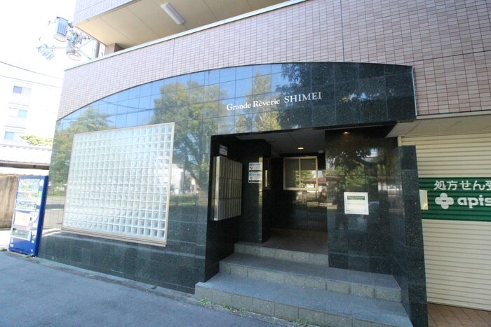 物件外観写真4　(エントランス部分)