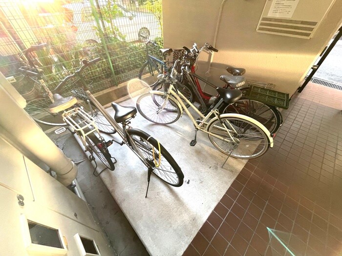 物件外観写真4　(駐輪場)