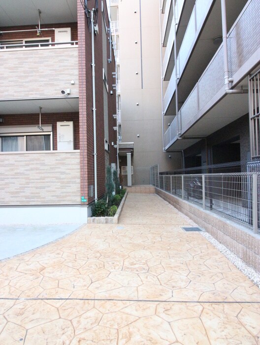 物件外観写真2　(エントランス部分)