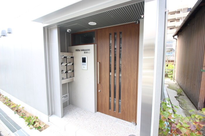 物件外観写真6　(エントランス部分)