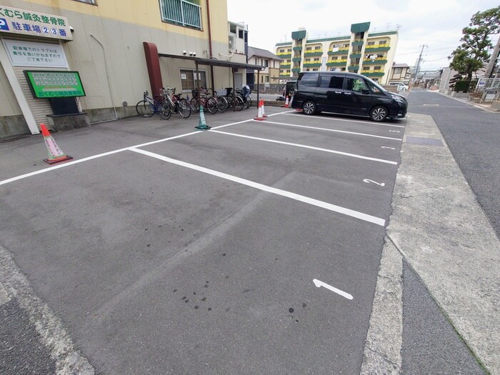 物件外観写真5　(駐車場)