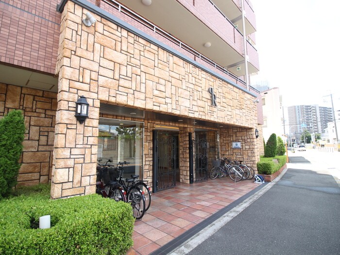 物件外観写真2　(エントランス部分)