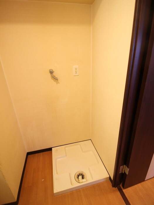 物件内観写真10　(洗濯機置場)