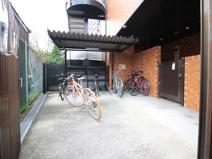 物件外観写真3　(駐輪場)