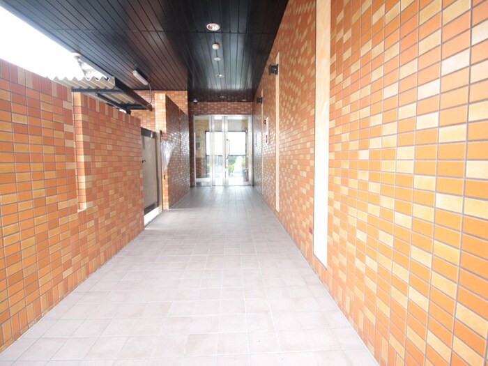 物件外観写真5　(エントランス部分)