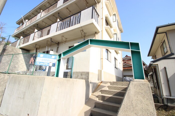 物件外観写真2　(エントランス部分)