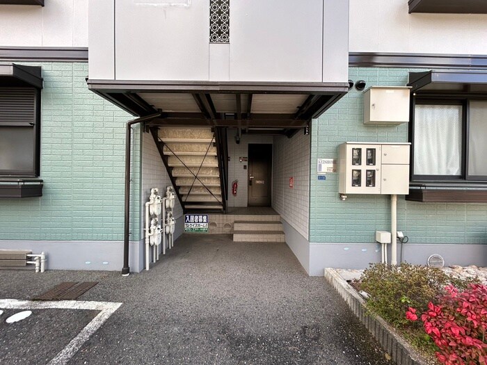 物件外観写真2　(エントランス部分)
