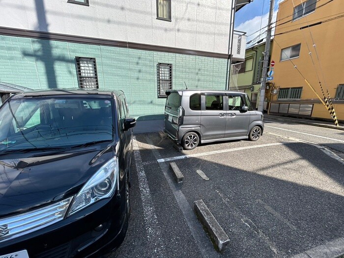 物件外観写真3　(駐車場)