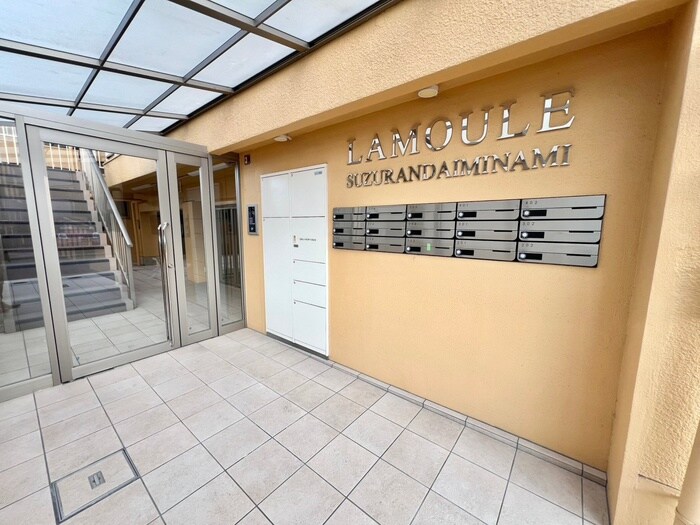 物件外観写真3　(エントランス部分)