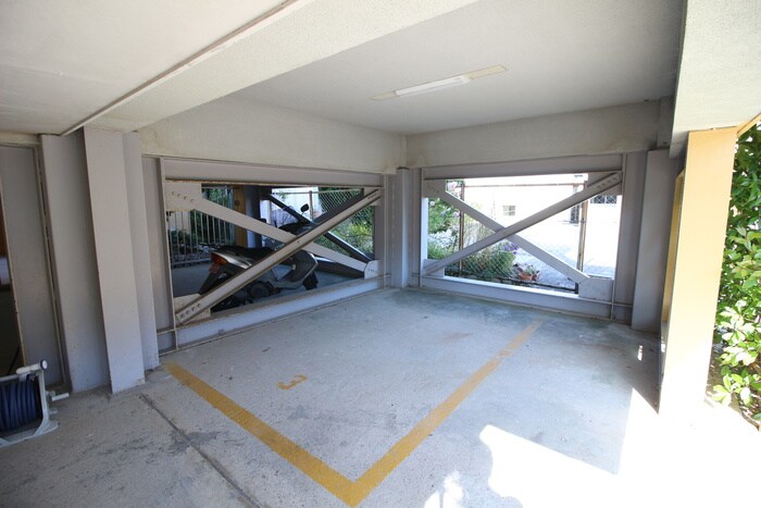 物件外観写真4　(駐車場)