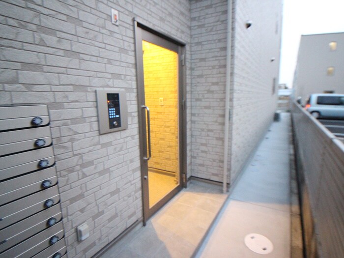 物件外観写真5　(エントランス部分)