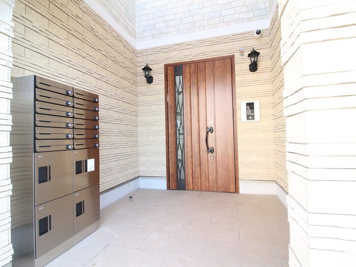 物件外観写真2　(エントランス部分)