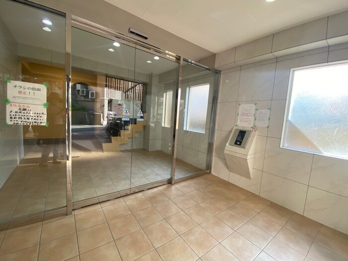 物件外観写真5　(エントランス部分)