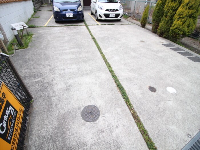 物件外観写真4　(駐車場)