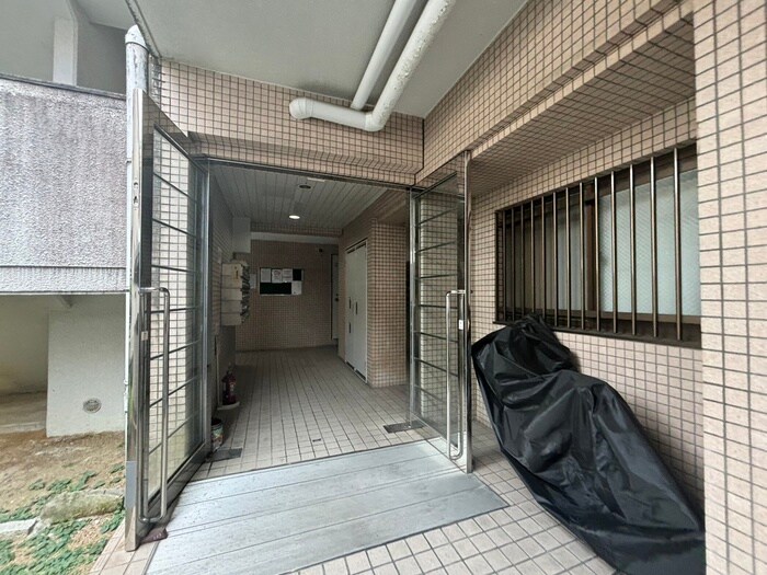 物件外観写真3　(エントランス部分)