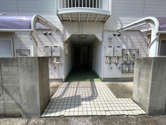 物件外観写真3　(エントランス部分)