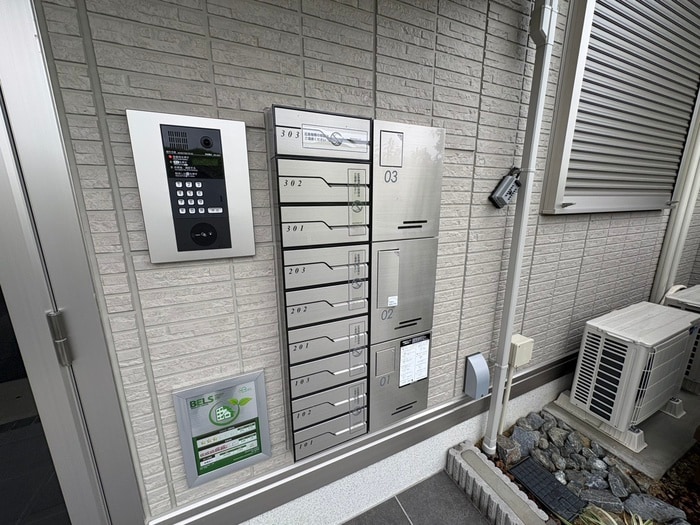 物件外観写真2　(エントランス部分)