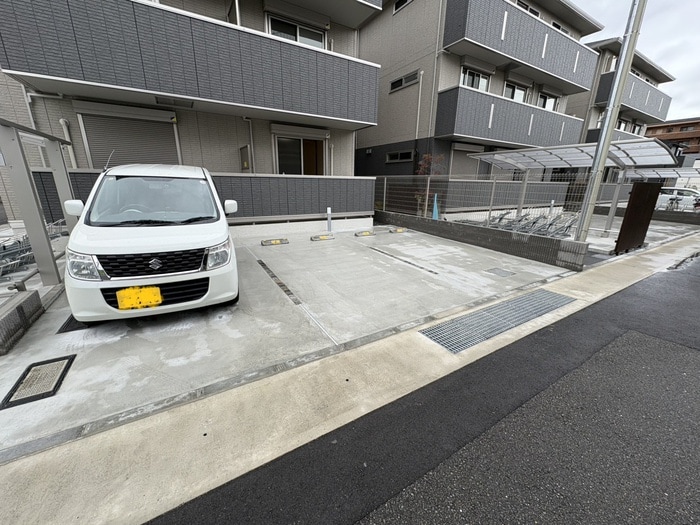 物件外観写真4　(駐車場)