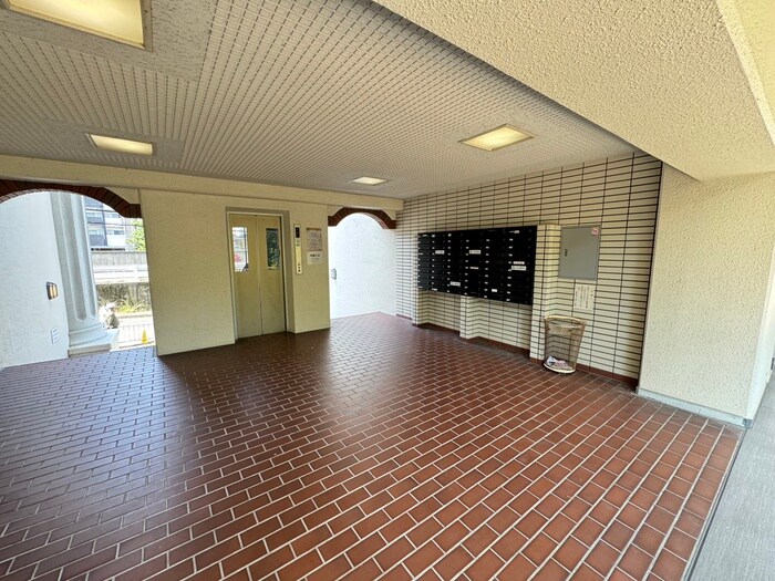 物件外観写真3　(エントランス部分)