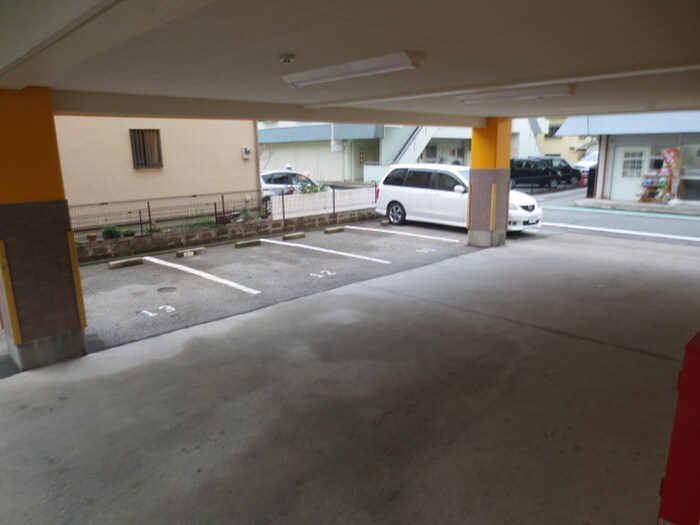 物件外観写真5　(駐車場)