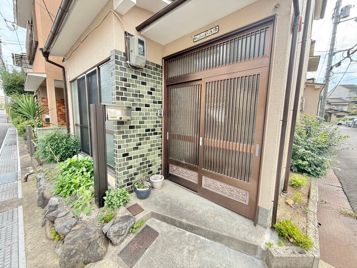 物件外観写真4　(エントランス部分)