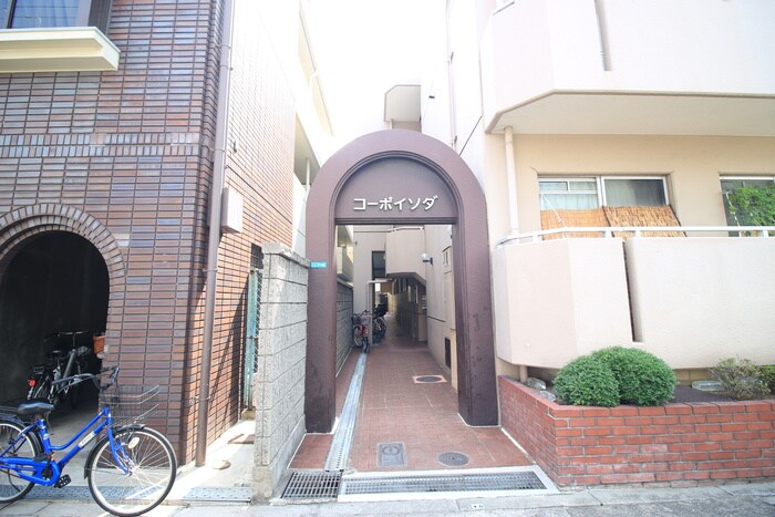 物件外観写真3　(エントランス部分)