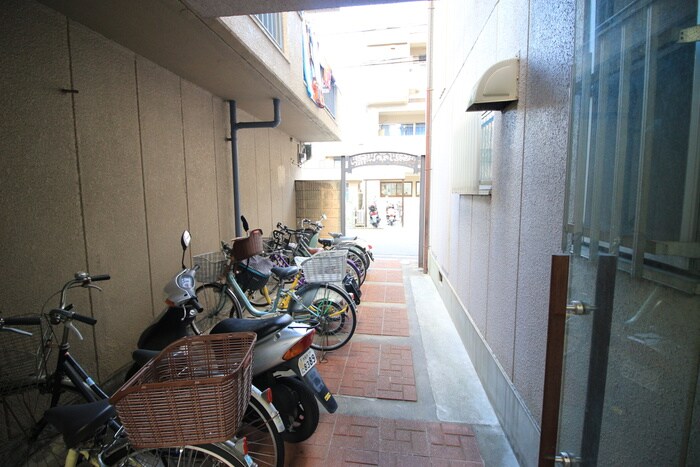 物件外観写真4　(駐輪場)