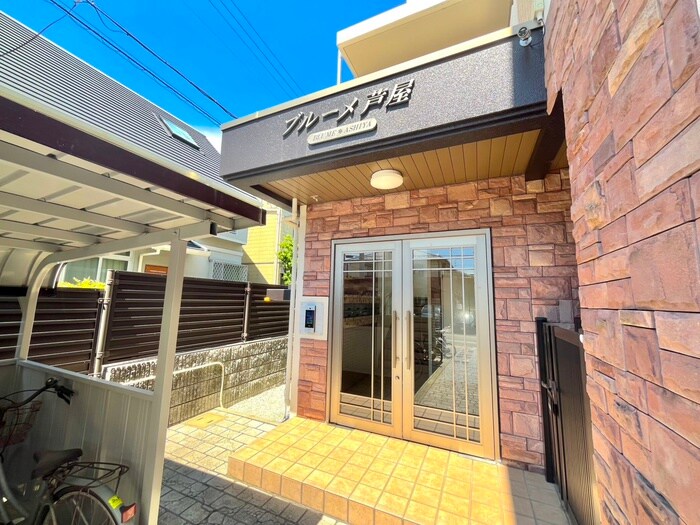 物件外観写真2　(エントランス部分)