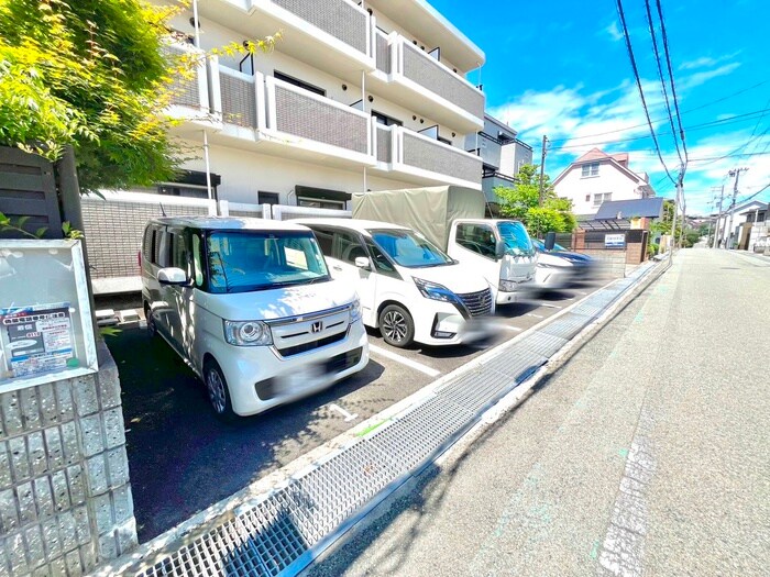 物件外観写真4　(駐車場)
