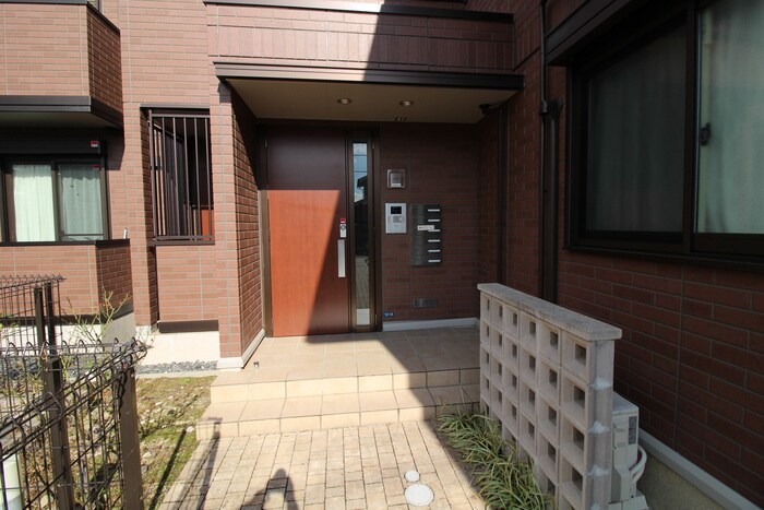 物件外観写真3　(エントランス部分)