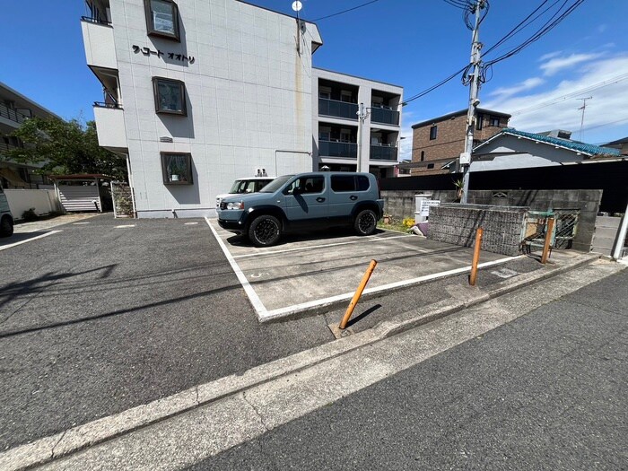 物件外観写真4　(駐車場)