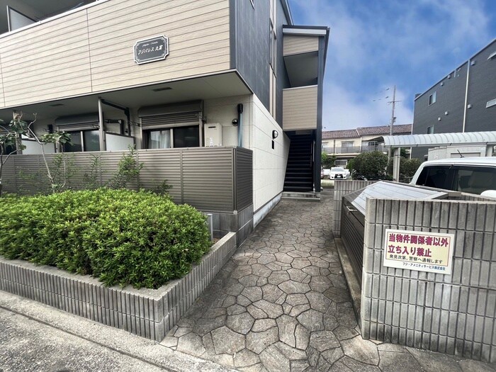 物件外観写真2　(エントランス部分)