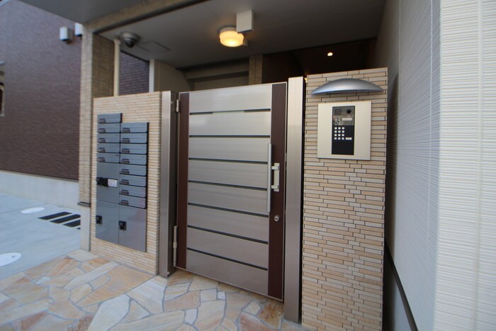 物件外観写真2　(エントランス部分)