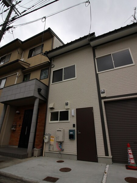 太秦安井北御所町貸家　東側外観写真