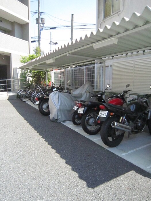 物件外観写真6　(バイク置き場)