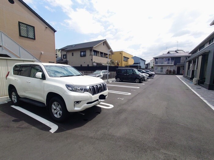 物件外観写真3　(駐車場)