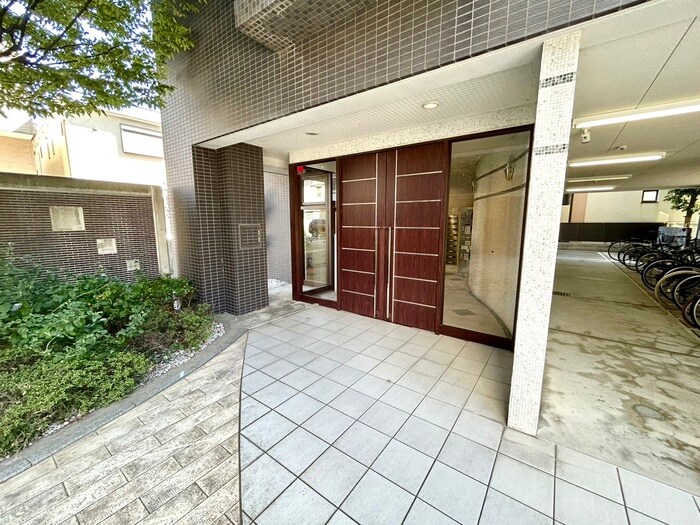 物件外観写真2　(エントランス部分)