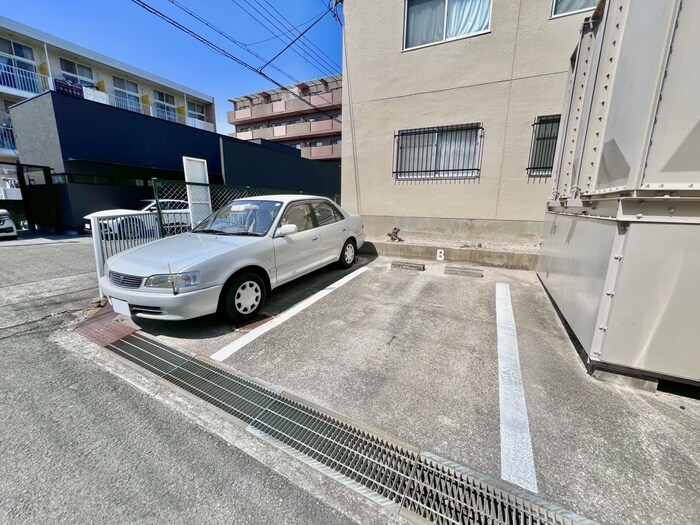 物件外観写真5　(駐車場)
