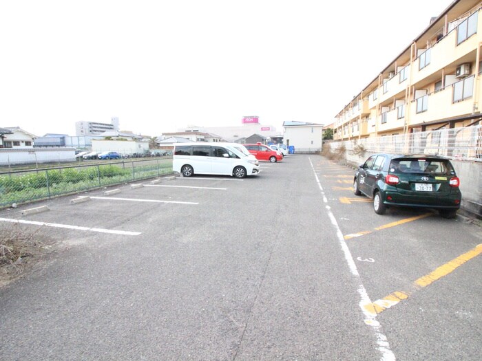 物件外観写真3　(駐車場)