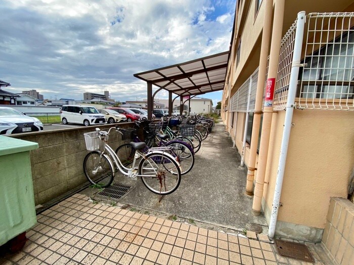 物件外観写真4　(駐輪場)