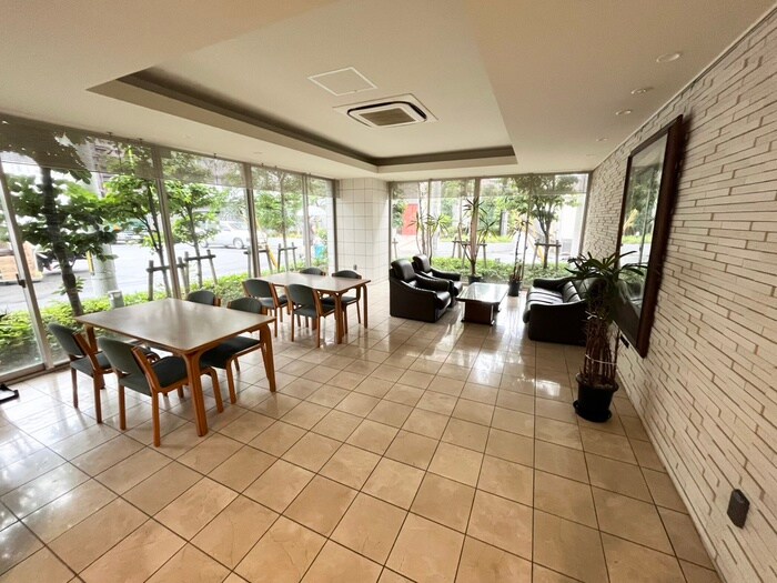 物件外観写真4　(エントランス部分)