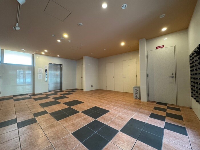 物件外観写真2　(エントランス部分)