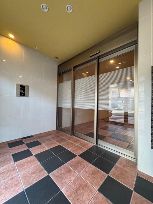 物件外観写真3　(エントランス部分)