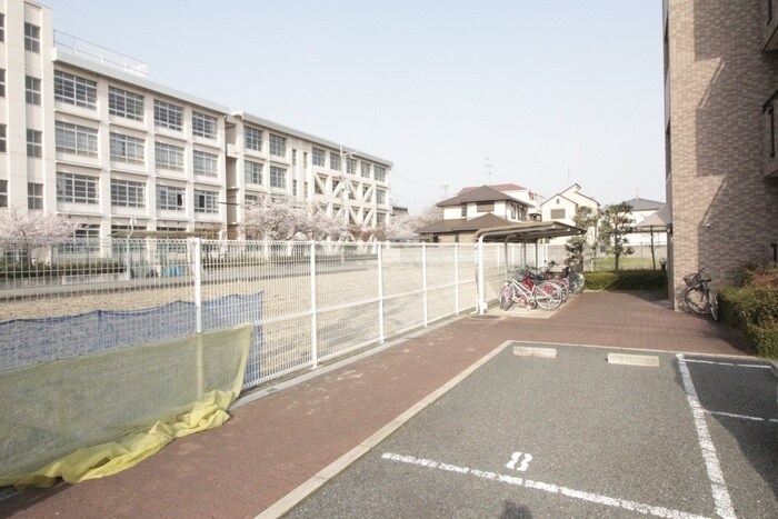 物件外観写真6　(エントランス部分)