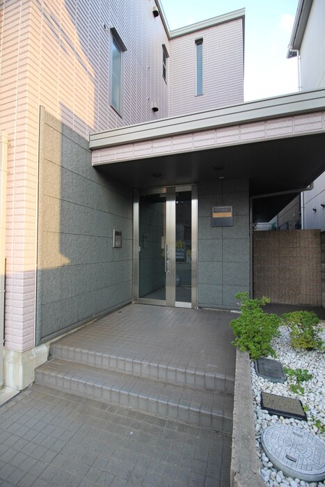 物件外観写真2　(エントランス部分)