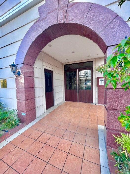 物件外観写真6　(エントランス部分)