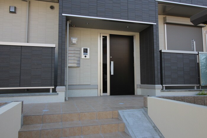 物件外観写真2　(エントランス部分)