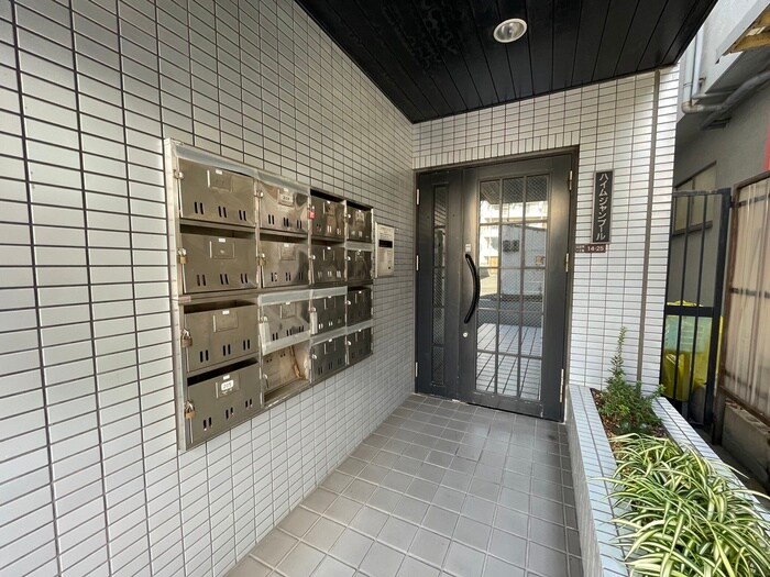 物件外観写真3　(エントランス部分)