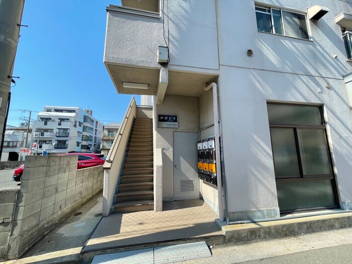 物件外観写真4　(エントランス部分)