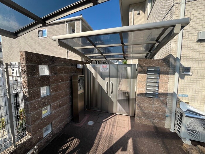 物件外観写真3　(エントランス部分)